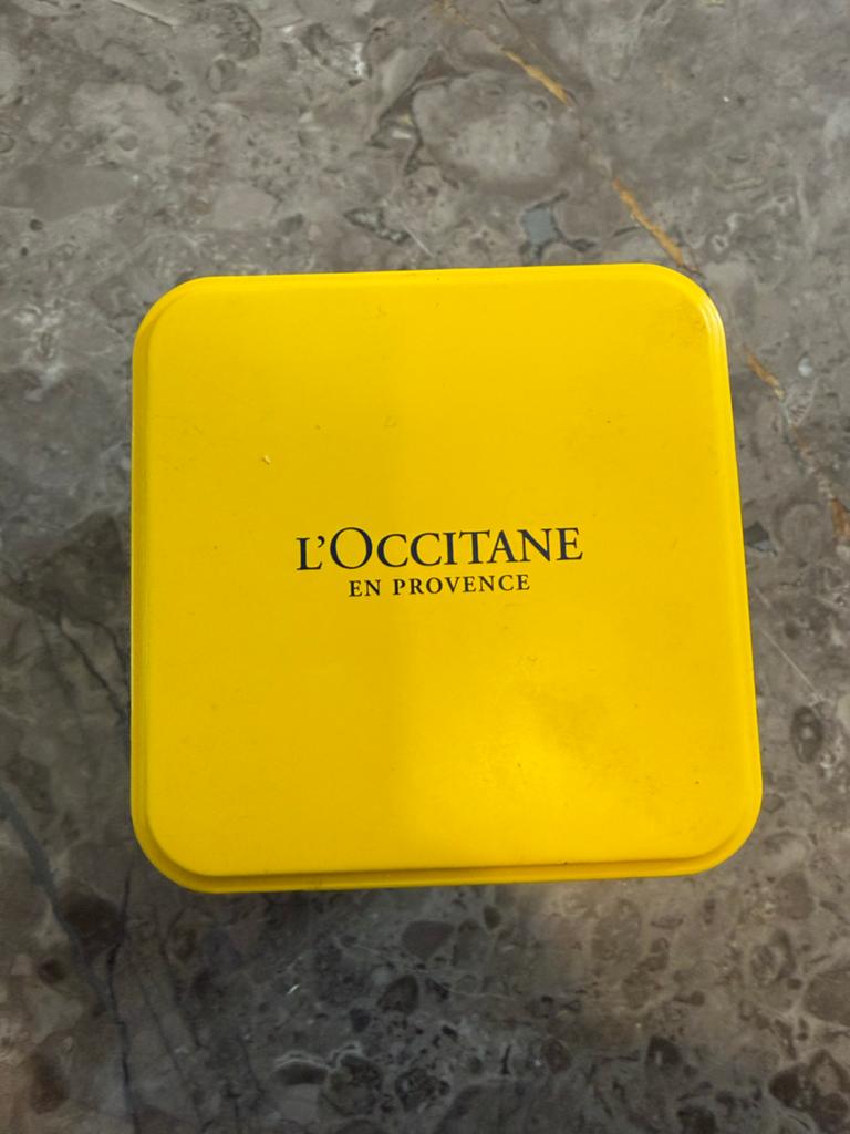 Metalen doosje L'Occitane bloemenprint 9x9x9 cm, Ophalen of Verzenden, Zo goed als nieuw, Overige kleuren