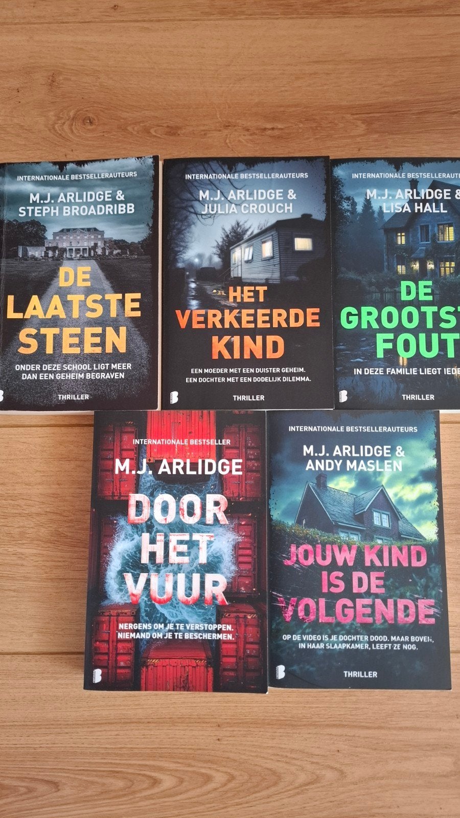 5 thrillers van M.J. Arlidge, Boeken, Thrillers, Ophalen of Verzenden, Zo goed als nieuw