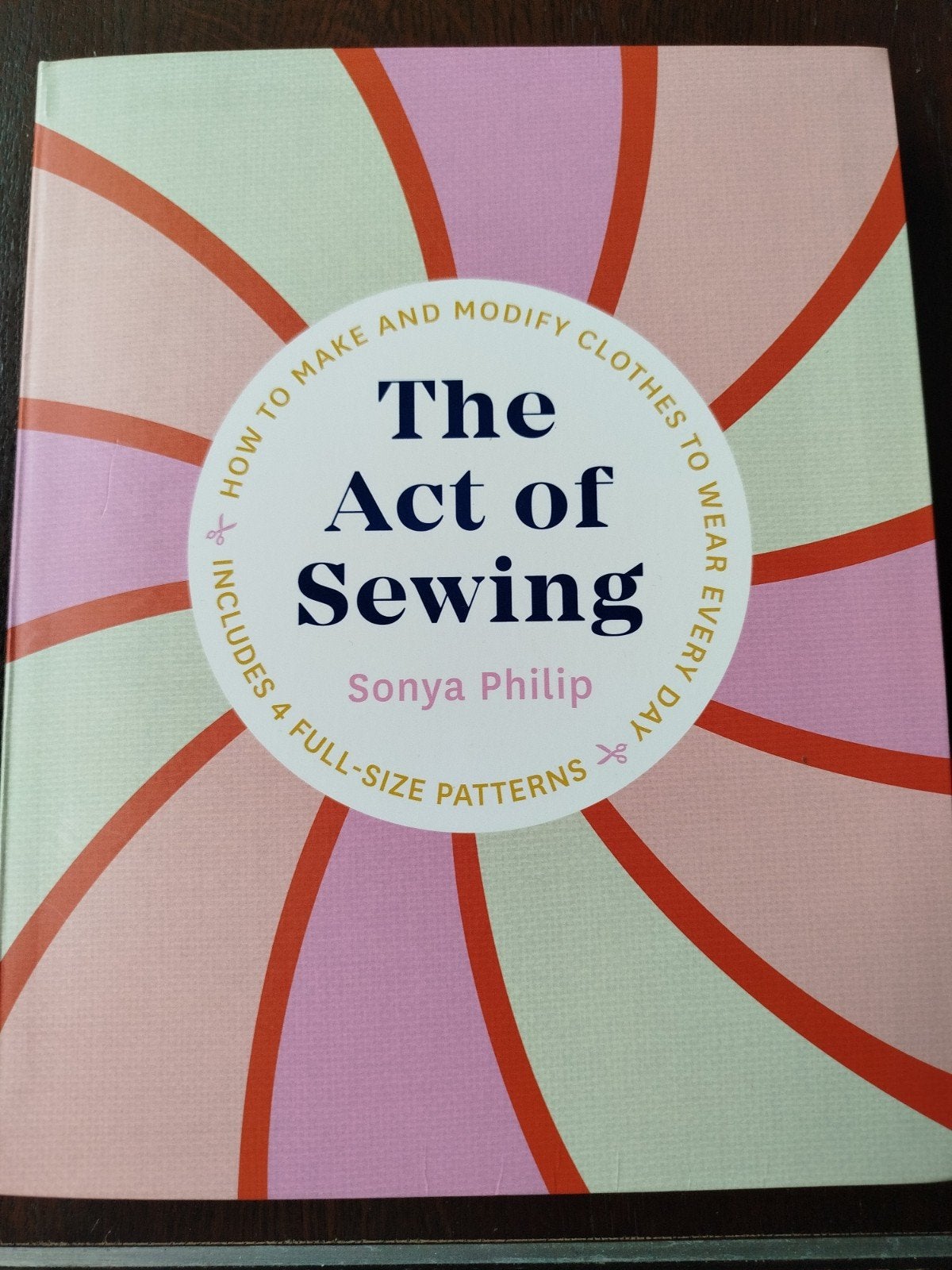 Boek: The Act of Sewing van Sonja Philip, zo goed als nieuw, Ophalen of Verzenden, Zo goed als nieuw, Overige typen