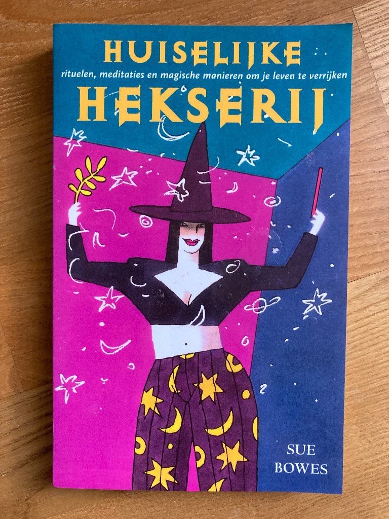 Boek Huiselijke hekserij - Sue Bowes, Boeken, Spiritualiteit algemeen, Overige typen, Ophalen of Verzenden, Zo goed als nieuw