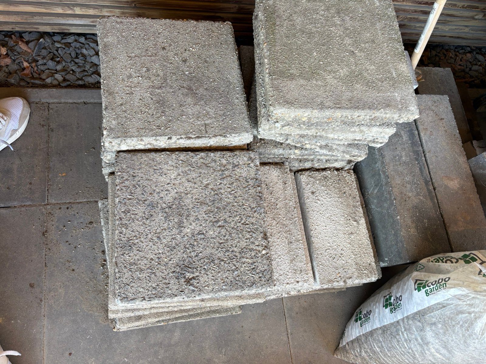 28 stoeptegels en 5 halve gratis, Ophalen, Gebruikt