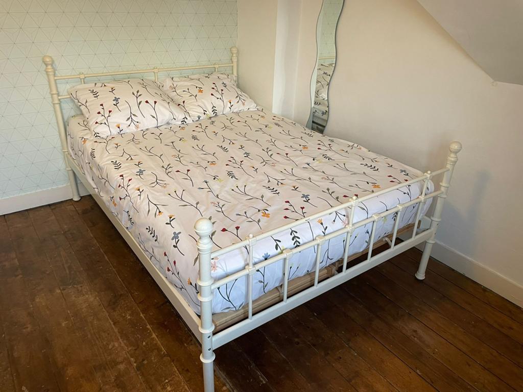 Tweepersoons bed tromsnes ikea wit metaal met lattenbodem, Huis en Inrichting, Slaapkamer | Bedden, Ophalen, Gebruikt, Wit, Tweepersoons