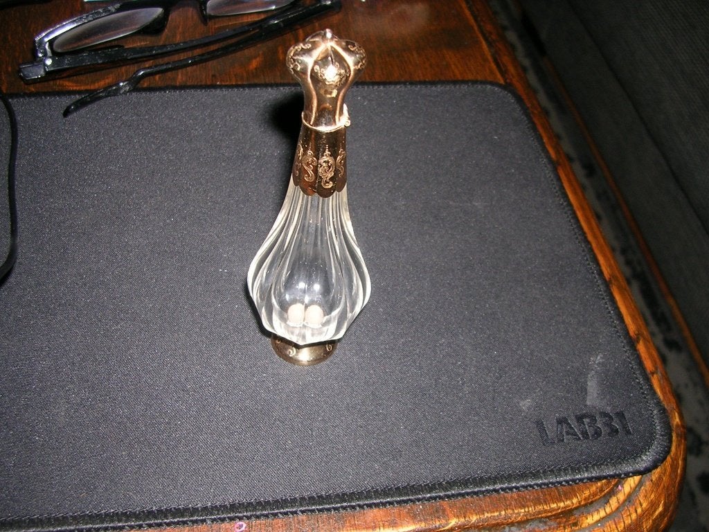 PARFUM flesje met gouden dop en gouden voetje, Ophalen of Verzenden, Gebruikt, Miniatuur