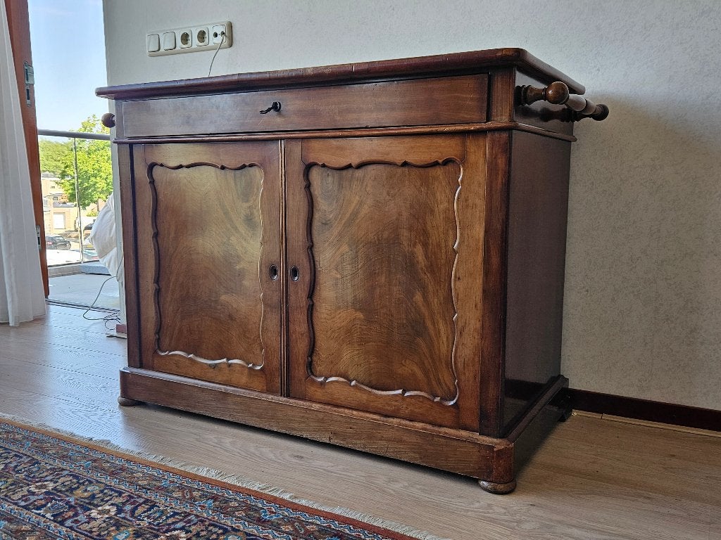 Antieke commode / lampetkast, Ophalen, Gebruikt