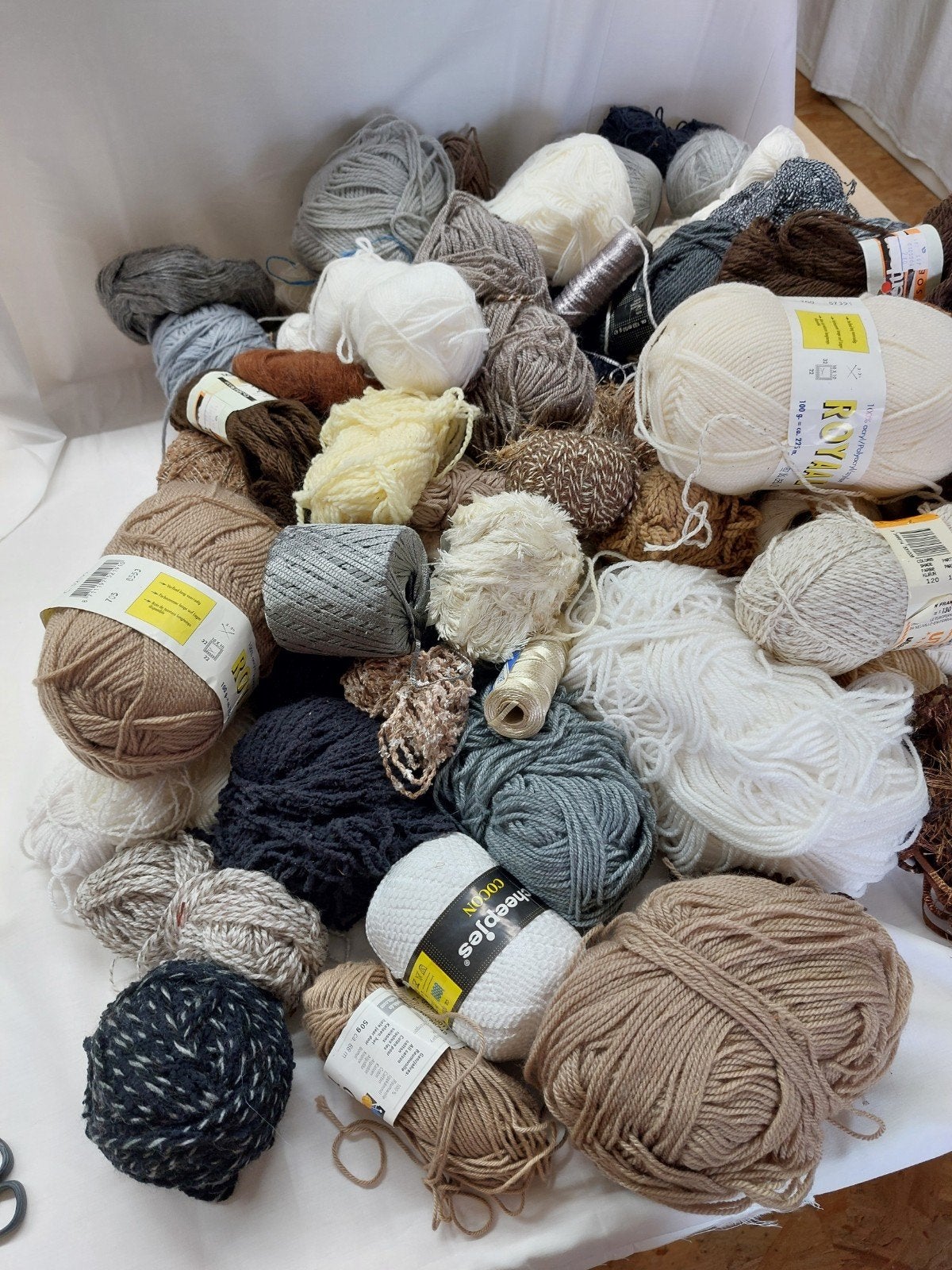 Wol in bruin, crème, zwart, wit, grijs en zilver, Hobby en Vrije tijd, Breien en Haken, Ophalen of Verzenden, Breien of Haken