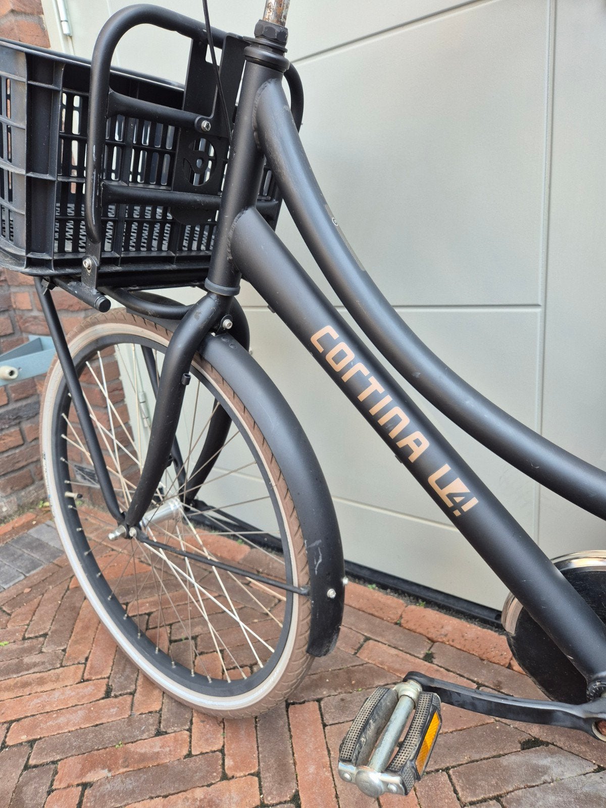 Foto 3 van Cortina U4 meisjes transportfiets 24 inch - Zo goed als nieu