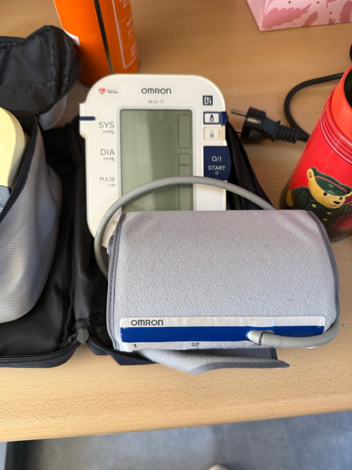 Omron M10-IT Bloeddrukmeter met manchet en etui, Ophalen of Verzenden, Zo goed als nieuw, Overige typen