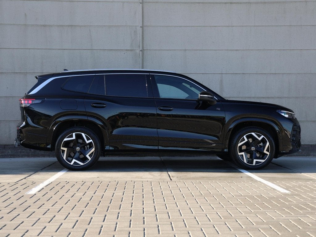 Volkswagen Tayron 1.5 eHybrid R-Line Edition 272PK DSG | Led, 4 cilinders, 2000 kg, Zwart, Plug-in hybride