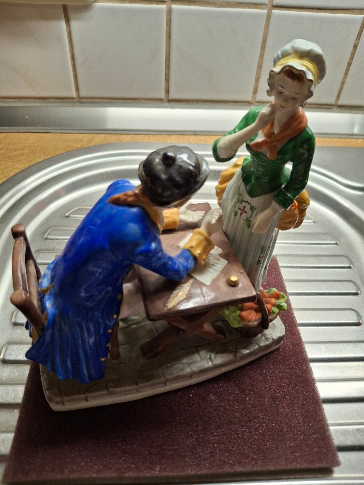 porseleinen beeld  hoogte 20cm breedte 17cm, Verzamelen, Beelden en Beeldjes, Ophalen of Verzenden, Zo goed als nieuw, Mens