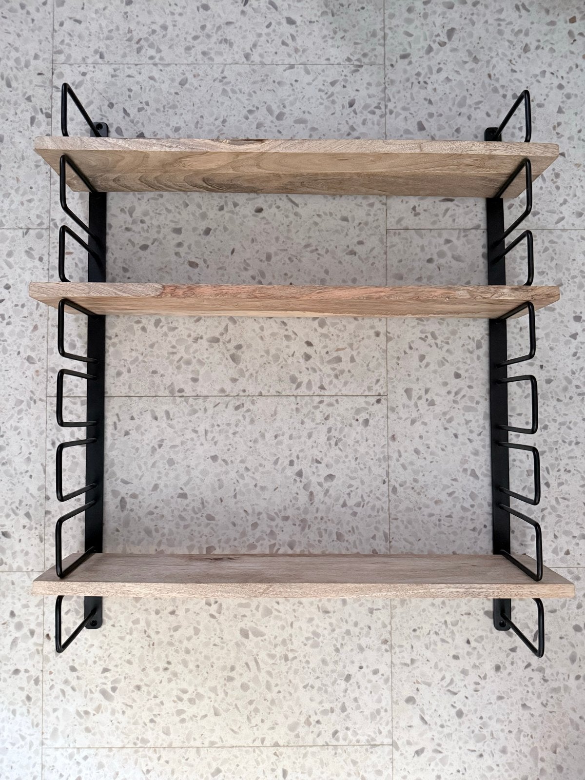 Wandrek Loods 5 - zwart metalen frame en 3 houten planken, Ophalen of Verzenden, Zo goed als nieuw