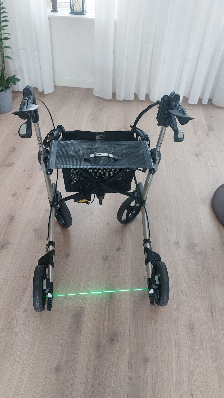 Parkinson rollator Gemino 30, incl laserlijn, Ophalen