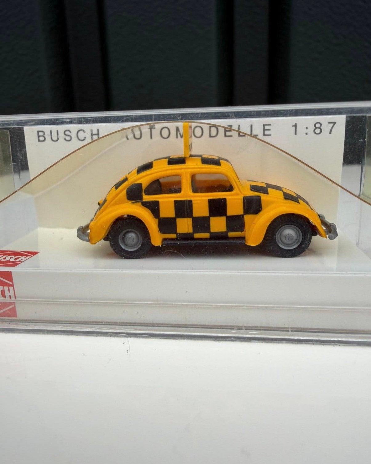 donkergroene Volkswagen Kever Cabriolet in een vitrinebox., Ophalen, Zo goed als nieuw, Bburago
