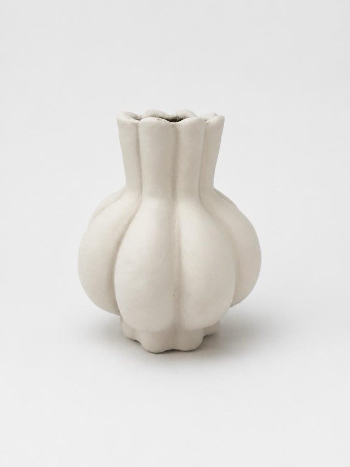 Decoratieve Witte Keramische Vaas - Uniek Design, Antiek en Kunst, Antiek | Vazen, Ophalen of Verzenden