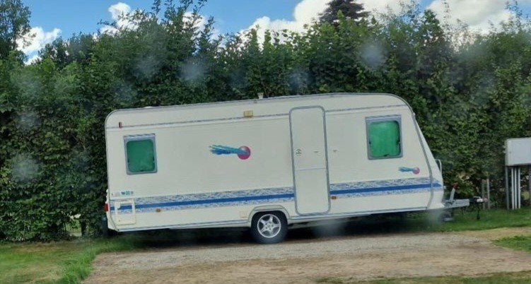 Ruime en complete caravan met voortent en luifel, Rondzit, Frans bed, Particulier, Adria