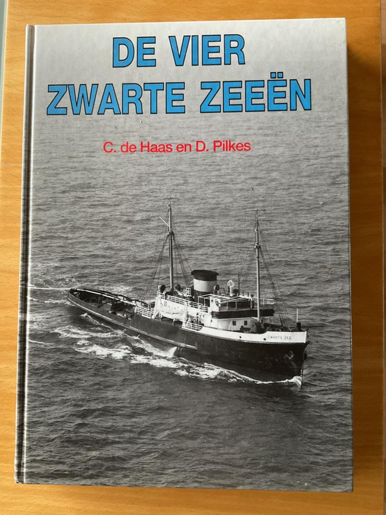 De Vier Zwarte Zeeën - C. de Haas en D. Pilkes, Verzamelen, Scheepvaart, Ophalen of Verzenden, Zo goed als nieuw, Motorboot, Boek of Tijdschrift