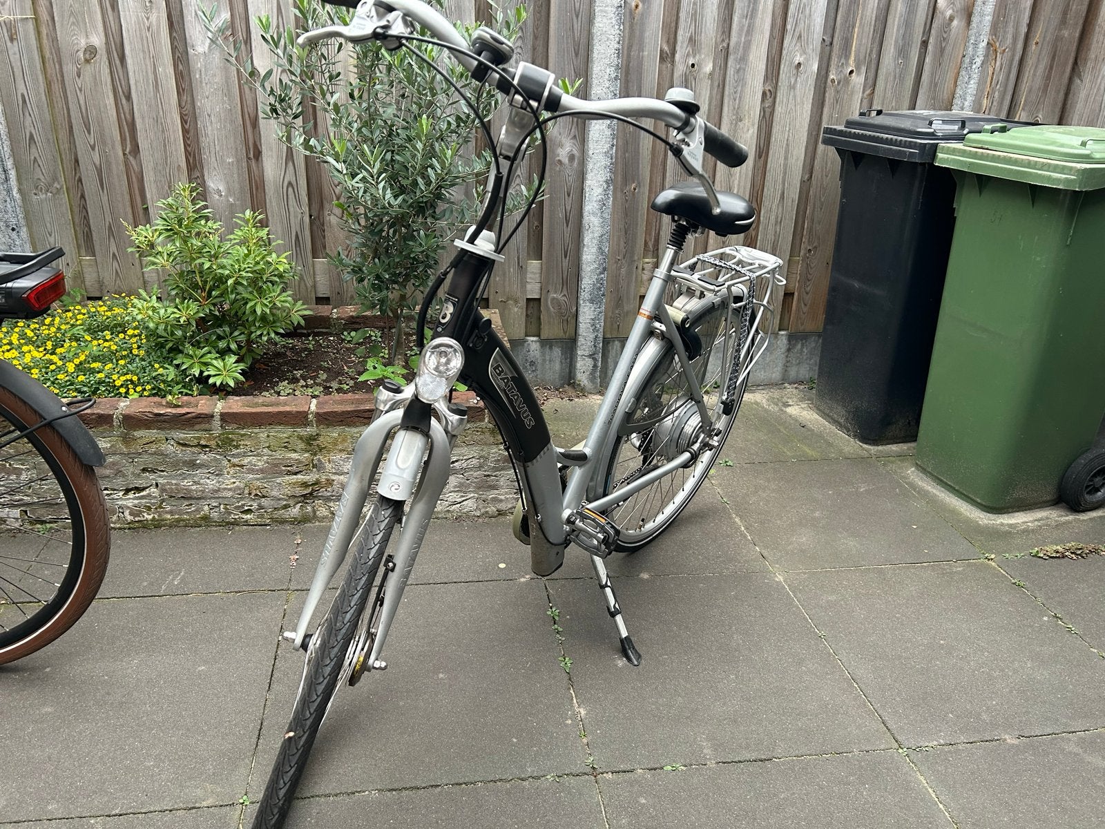 Foto 3 van Batavus E-bike met oplader en mandje