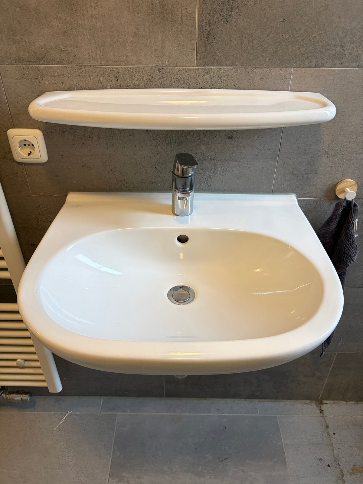 GRATIS -Villeroy & Boch wastafel met kraan en plankje (2016), Ophalen, Zo goed als nieuw, Wastafel