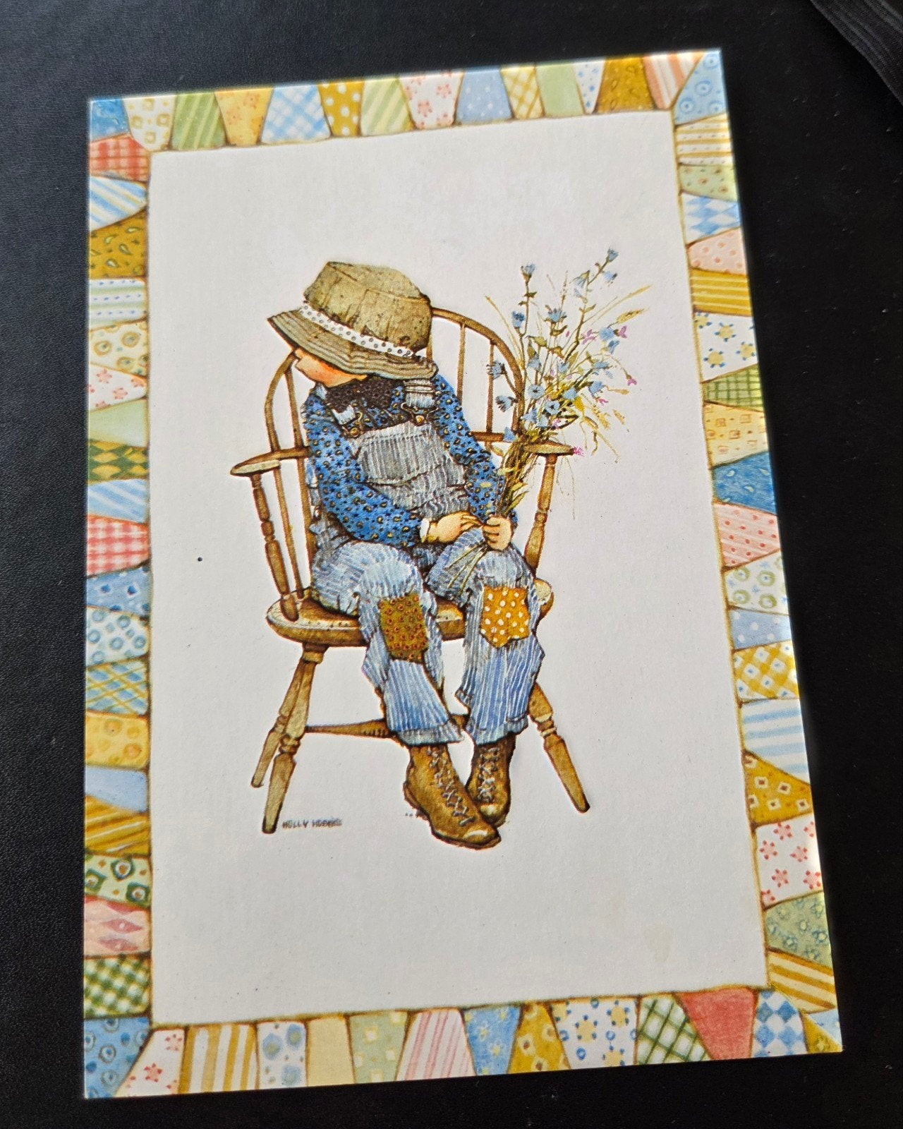 Jongen op Stoel met Bloemen - Hollie Hobby, Verzenden, 1980 tot heden, Gelopen, Kinderen