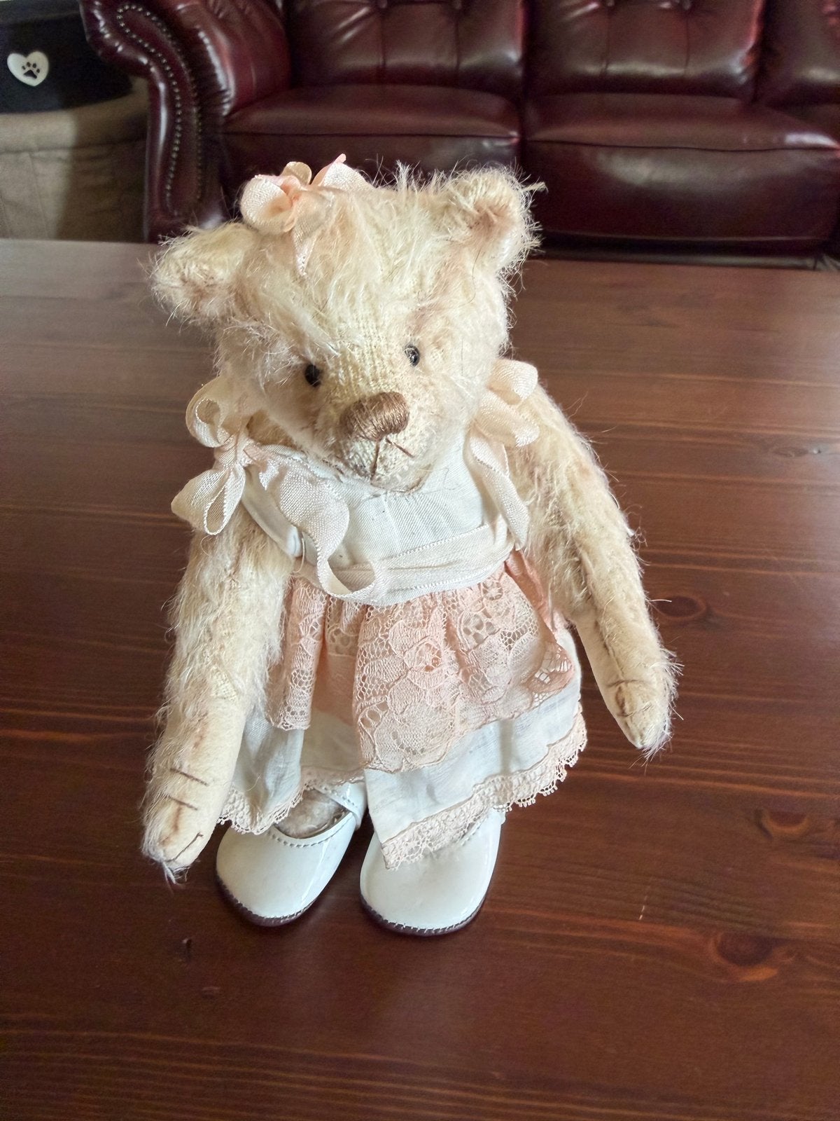 Schattige teddybeer met jurkje en schoentjes, Verzamelen, Beren en Cherished Teddies, Ophalen, Zo goed als nieuw, Stoffen beer