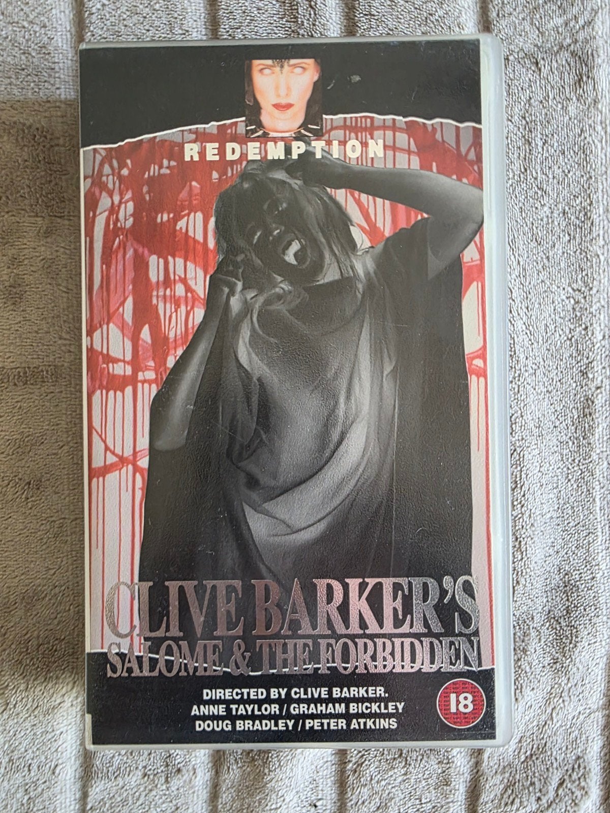Clive Barker's Salome & The Forbidden VHS - Limited Edition, Ophalen of Verzenden, Zo goed als nieuw, Extra's, VHS
