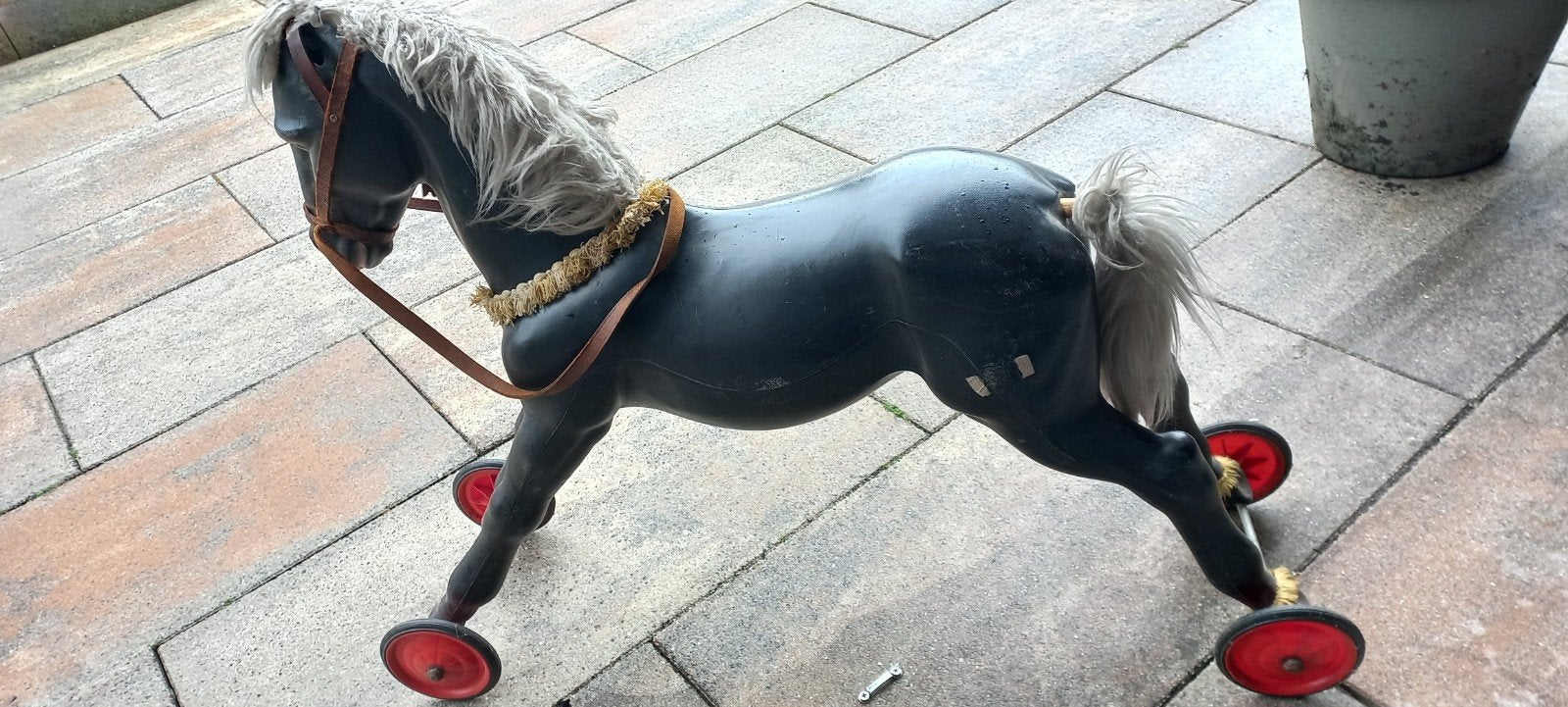 Te koop antiek paard op wielen., Ophalen
