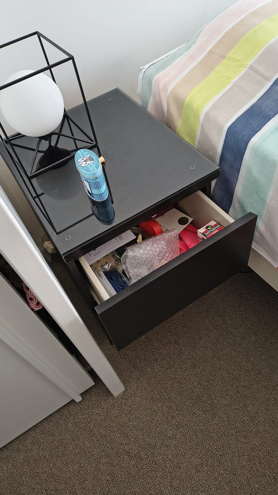 2 x donkerbruine /Zwart nachtkastjes en glazen blad ikea, Ophalen, 55 tot 70 cm, Zo goed als nieuw, 45 tot 65 cm