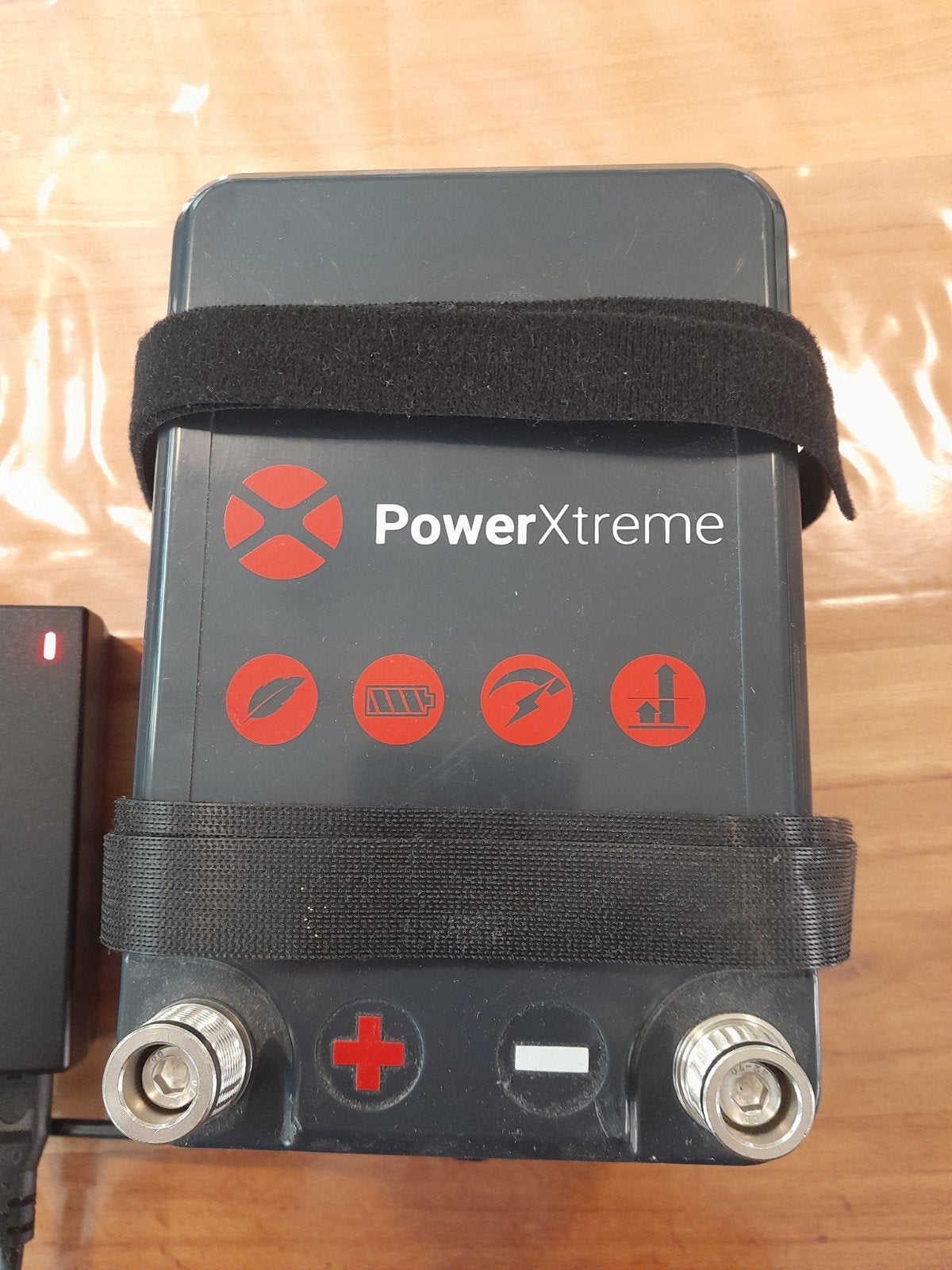 PowerXtreme X10 Lithium Accu met lader, z.g.a.n., Ophalen, Zo goed als nieuw