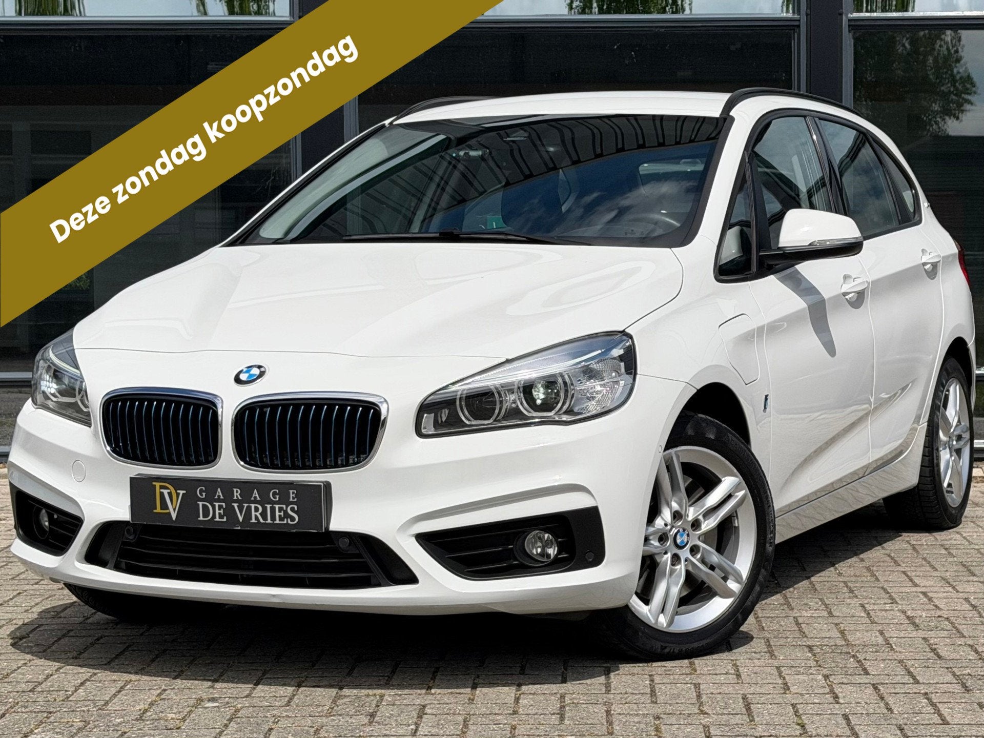 BMW 2-serie Active Tourer 225xe Plug-in Hybrid 224pk Executi, Auto's, Automaat, Stof, Gebruikt, Wit