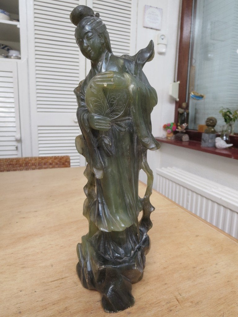 Chinees beeld godin Guanyin gesneden in groene nefrietjade, Antiek en Kunst, Natuurlijk materiaal, Ophalen of Verzenden, 20 - 50 cm