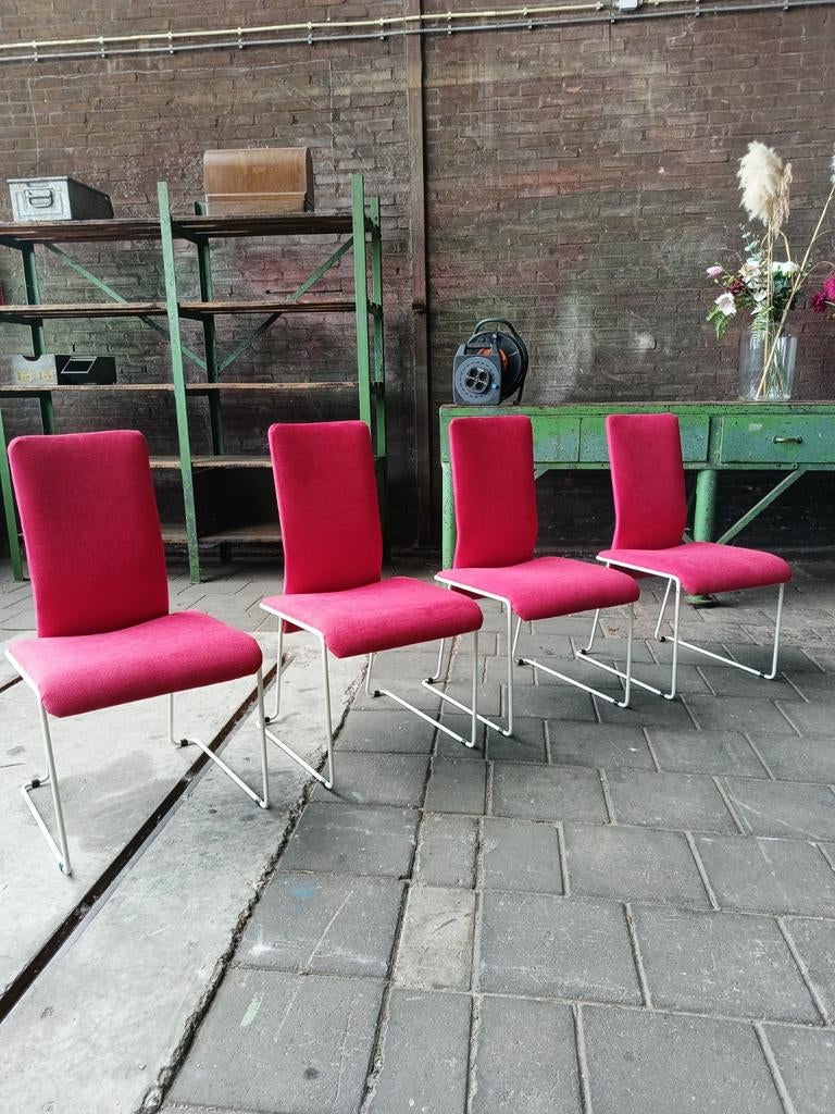 Set van vier vintage eetkamerstoelen Hennie de Jong, Huis en Inrichting, Stoelen, Gebruikt, Vier, Metaal, Stof, Rood, Ophalen