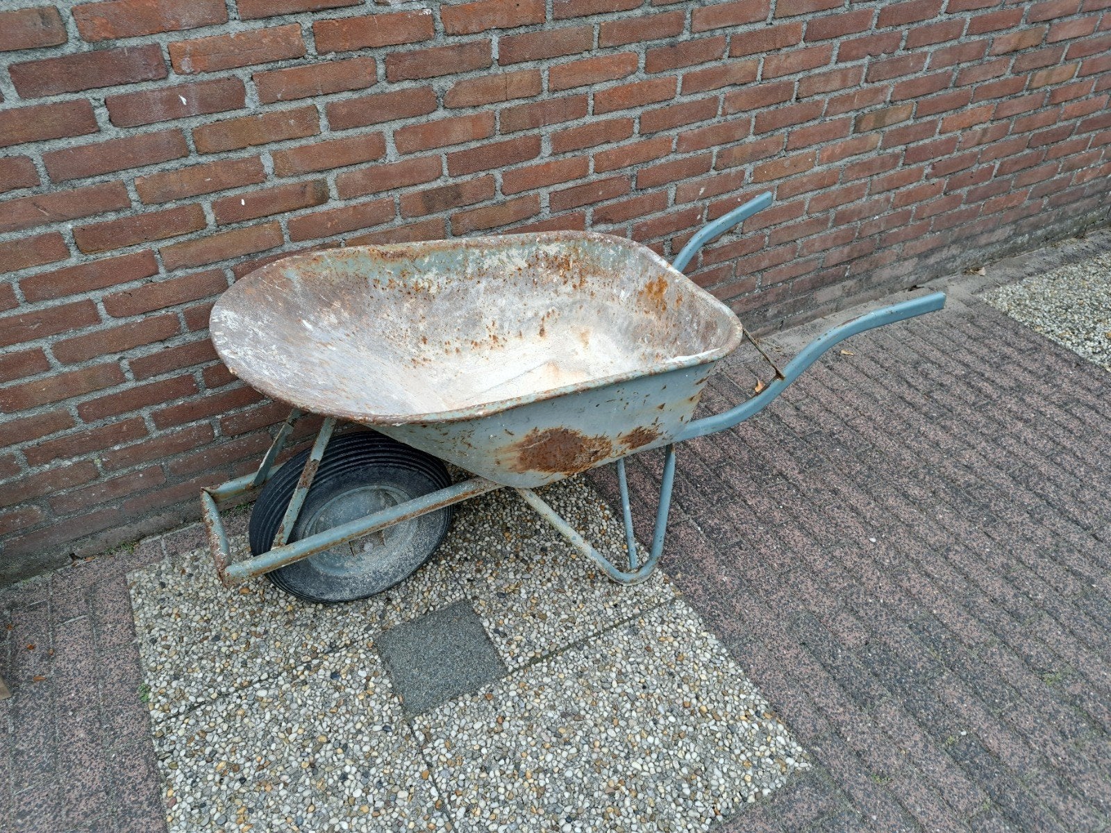 Oudere kruiwagen met roest en lekke band, Tuin en Terras, Kruiwagens, Ophalen