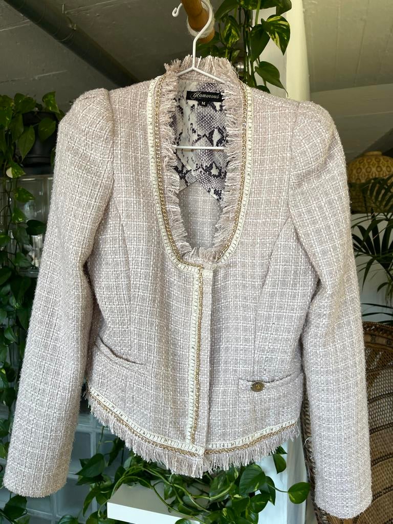 Kort Beige Bouclé/Tweed Jasje Maat M met Gouden Ketting, Ophalen of Verzenden, Gedragen, Maat 38/40 (M), Beige