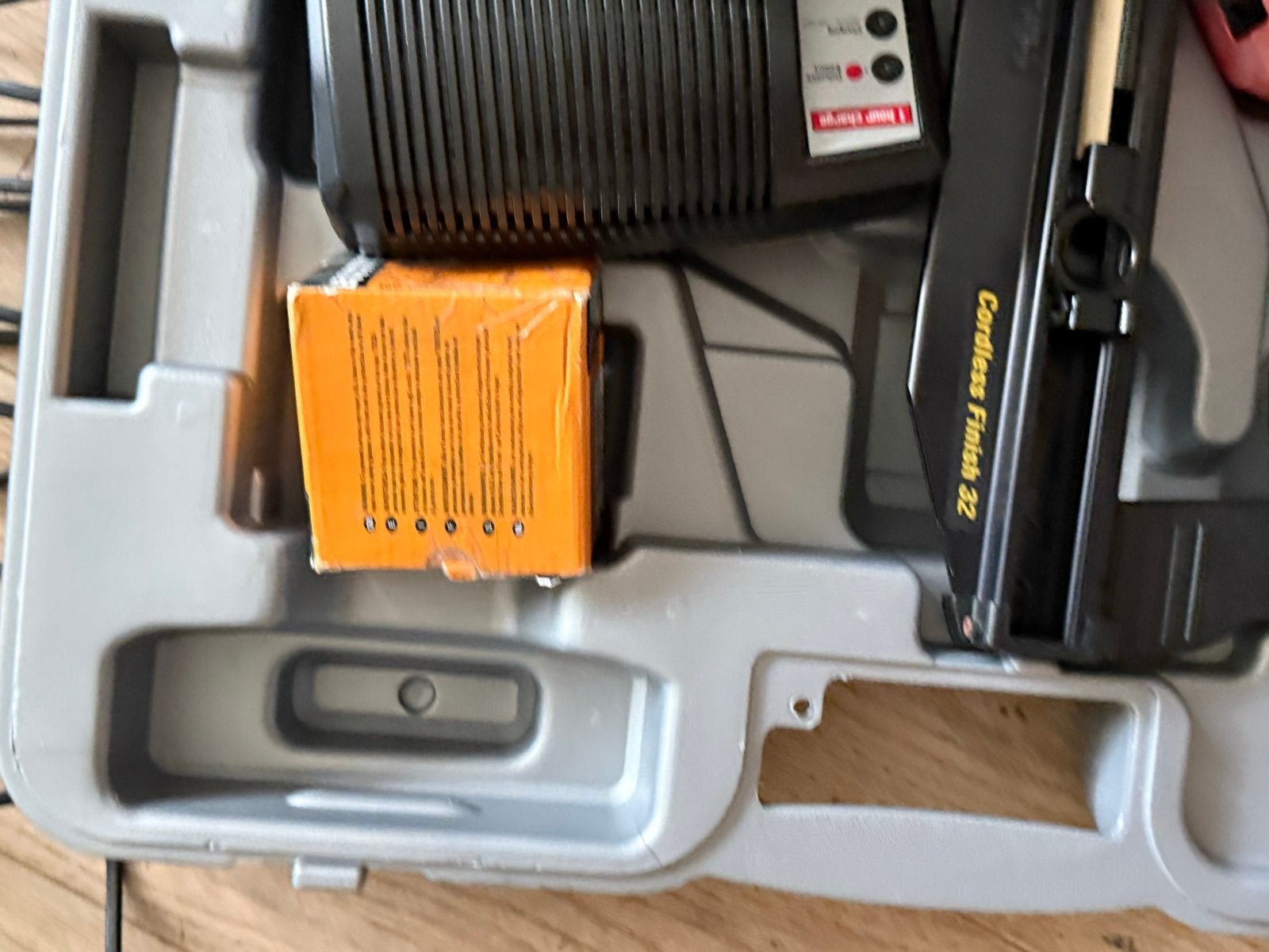 Senco Accu Afwerk Tacker - Zo goed als nieuw!, Doe-het-zelf en Verbouw, Gereedschap | Overige machines, Ophalen, Zo goed als nieuw
