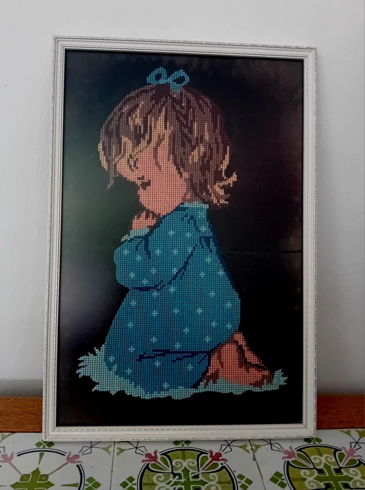 Geborduurd schilderij biddend meisje in lijst, Ophalen of Verzenden, Minder dan 50 cm, Schilderij, 5 – 50