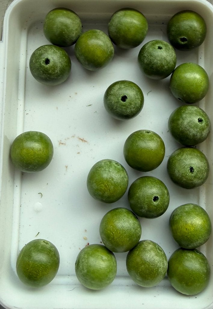 18 stuks Ronde groene houten kralen uit Indonesië, Ophalen of Verzenden, Nieuw, Kraal
