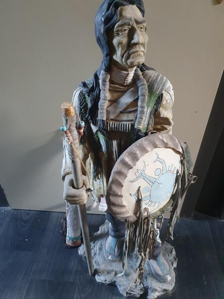 Heel groot prachtig indianen standbeeld incl accessoires, Ophalen of Verzenden, Zo goed als nieuw, Kunststof, Mensenbeeld