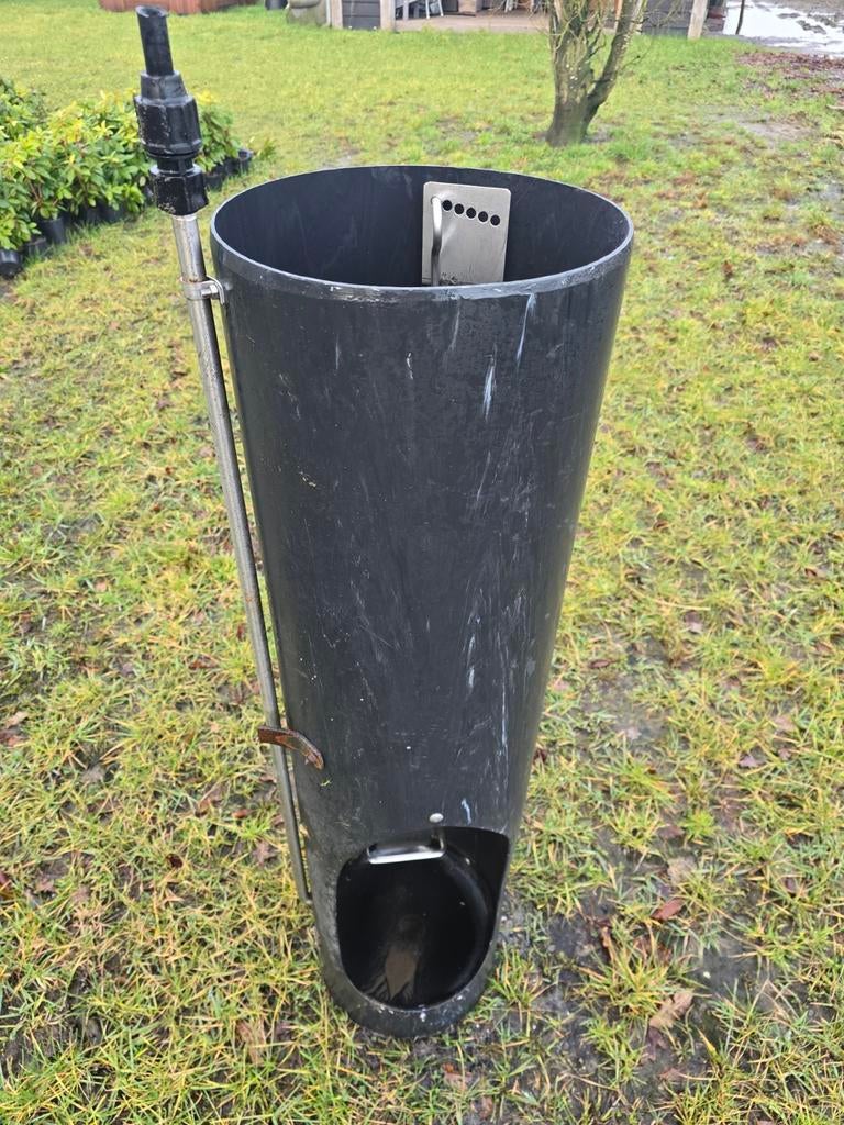 Voertrog, voerbak voor bijv varkens of andere dieren.