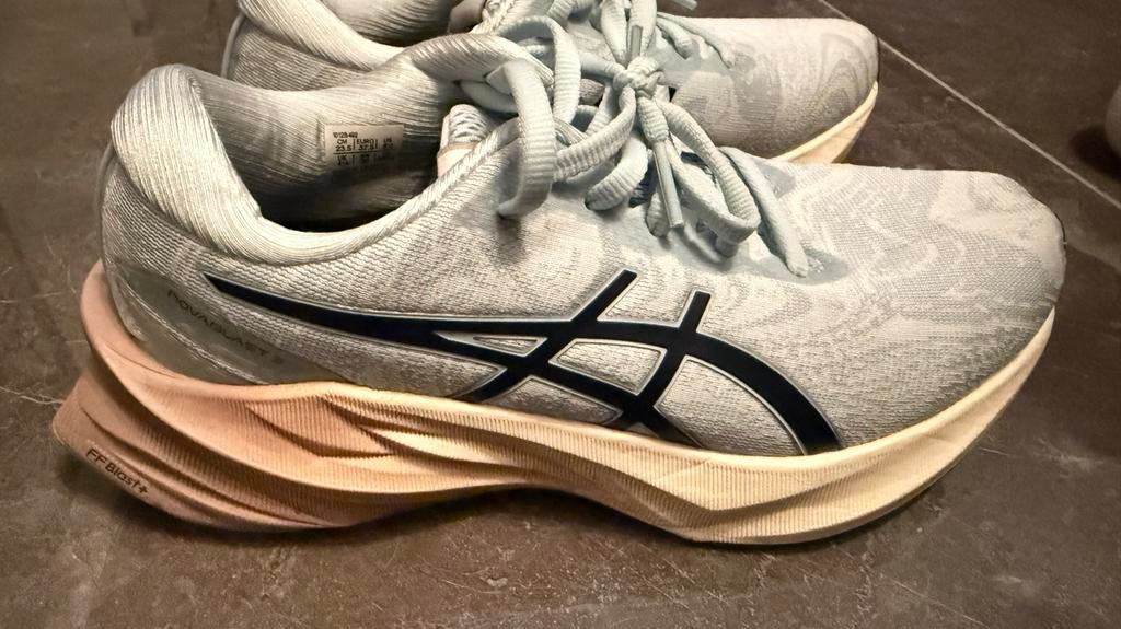 Asics Novablast 3 - Lichtblauw/Roze - Zo goed als nieuw, Ophalen of Verzenden, Zo goed als nieuw, Blauw, Sportschoenen
