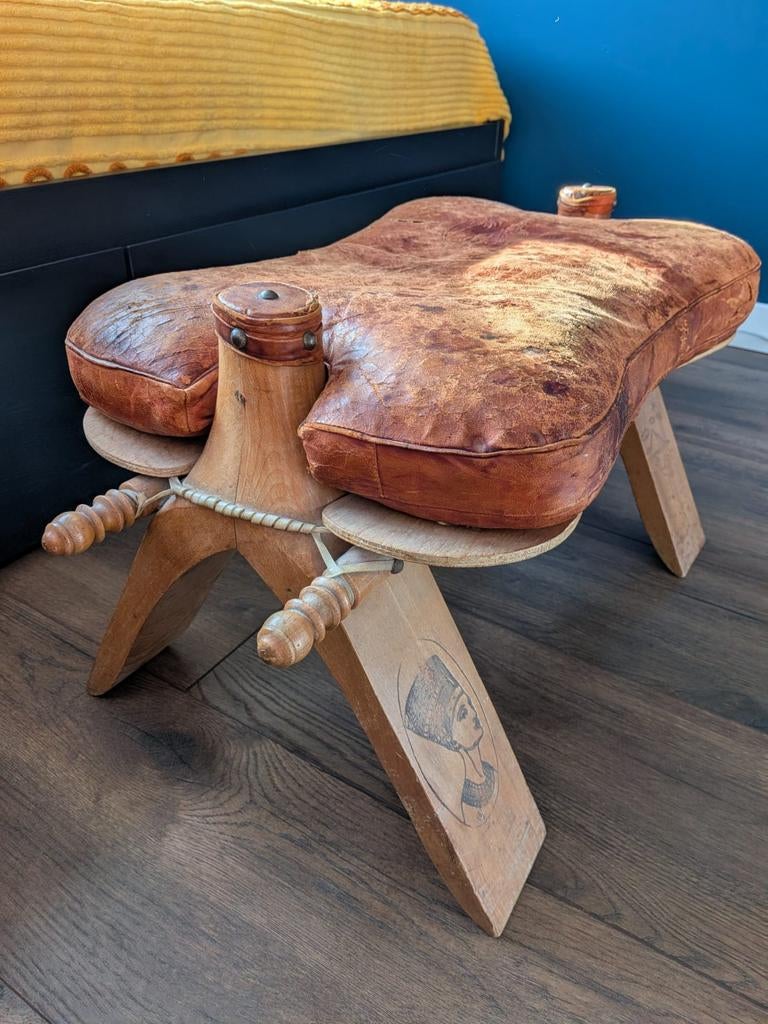 Houten kameelkrukje met Egyptische afbeeldingen, Ophalen, Gebruikt, Bruin, Leer