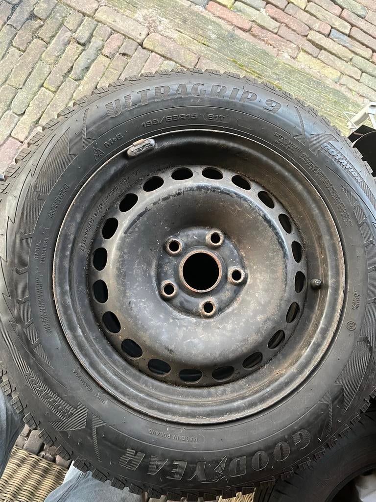 Goodyear Ultra Grip Winterbanden 195/65 R15 met stalen velge, Auto-onderdelen, Banden en Velgen, Gebruikt, 15 inch, Banden en Velgen