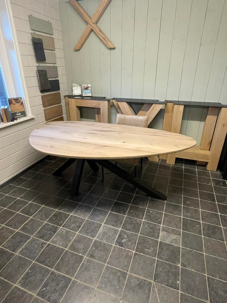 Foto 4 van Massief eiken eettafel kiezel vorm