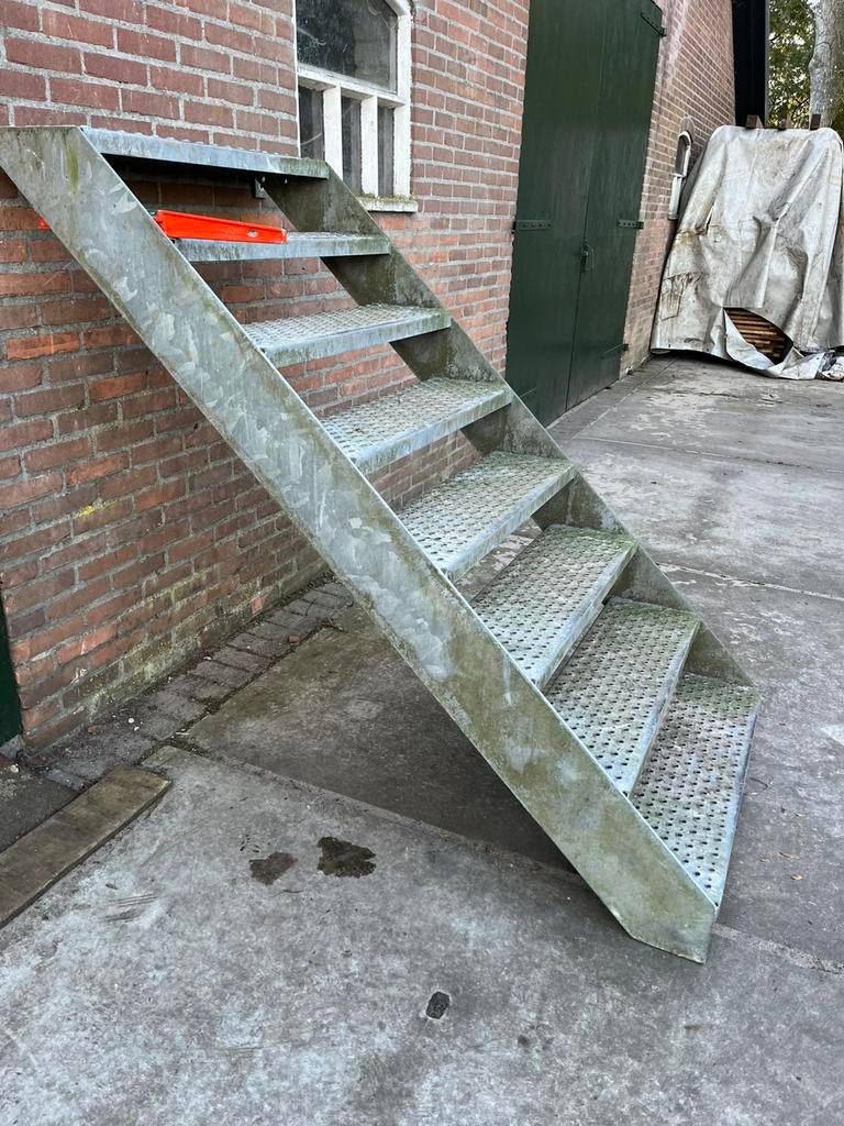 Rechte trap gegalvaniseerd 8 trede ca 1.52m -92cm br leuning, Ophalen, Gebruikt, Trap, 2 tot 4 meter
