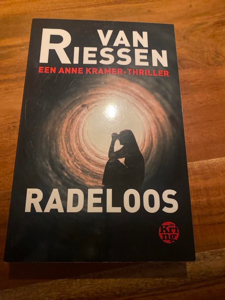 Radeloos - Van Riessen, Anne Kramer-thriller, Boeken, Ophalen of Verzenden, Zo goed als nieuw, Nederland