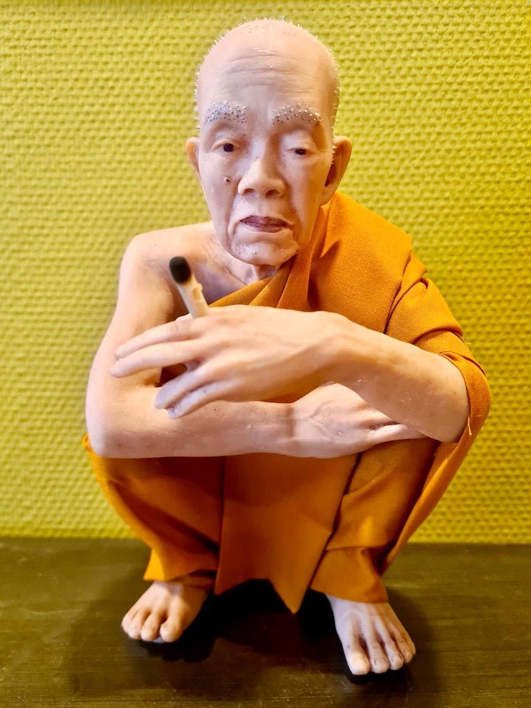 MONNIK BEELD LUANG PHOR KOON (medium 25 cm), Verzamelen, Religie, Nieuw, Boeddhisme, Beeld(je), Ophalen of Verzenden