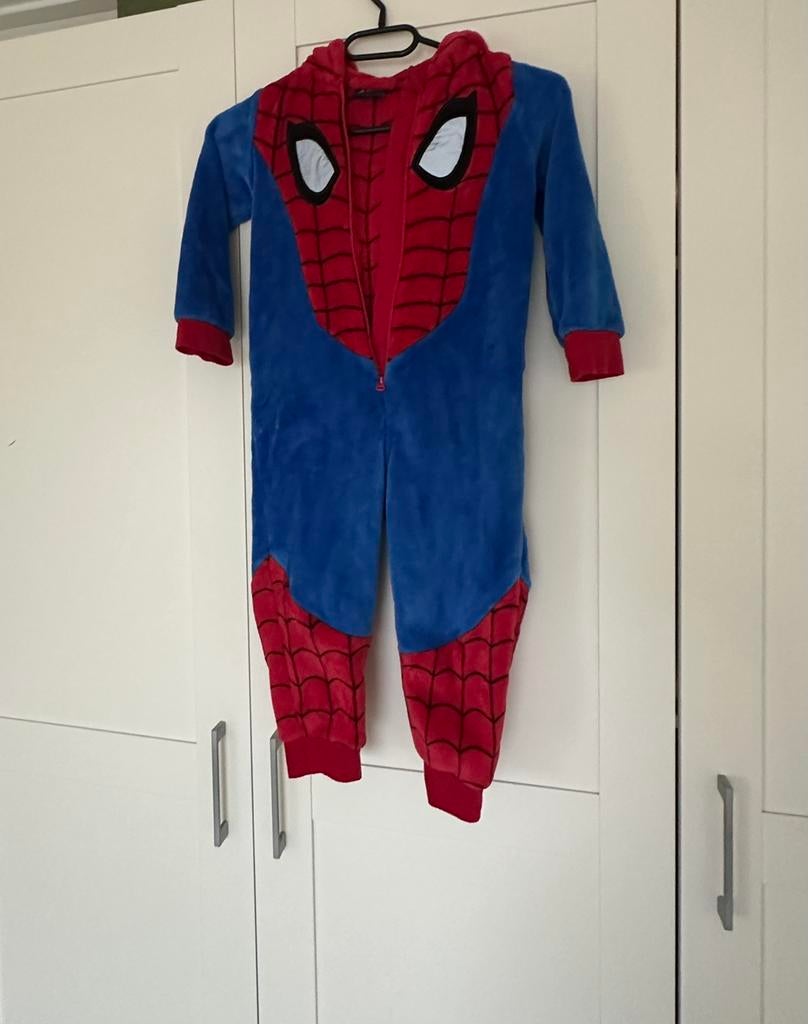 Primark spiderman onesie met capuchon en ritssluiting, Ophalen of Verzenden, Zo goed als nieuw, Jongen, Nacht- of Onderkleding