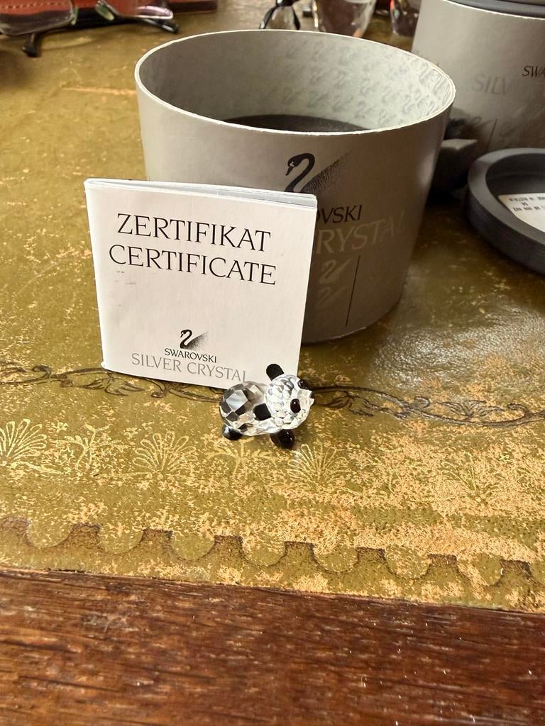 Swarovski Pandabeertje met doos en certificaat, Ophalen of Verzenden, Zo goed als nieuw, Figuurtje