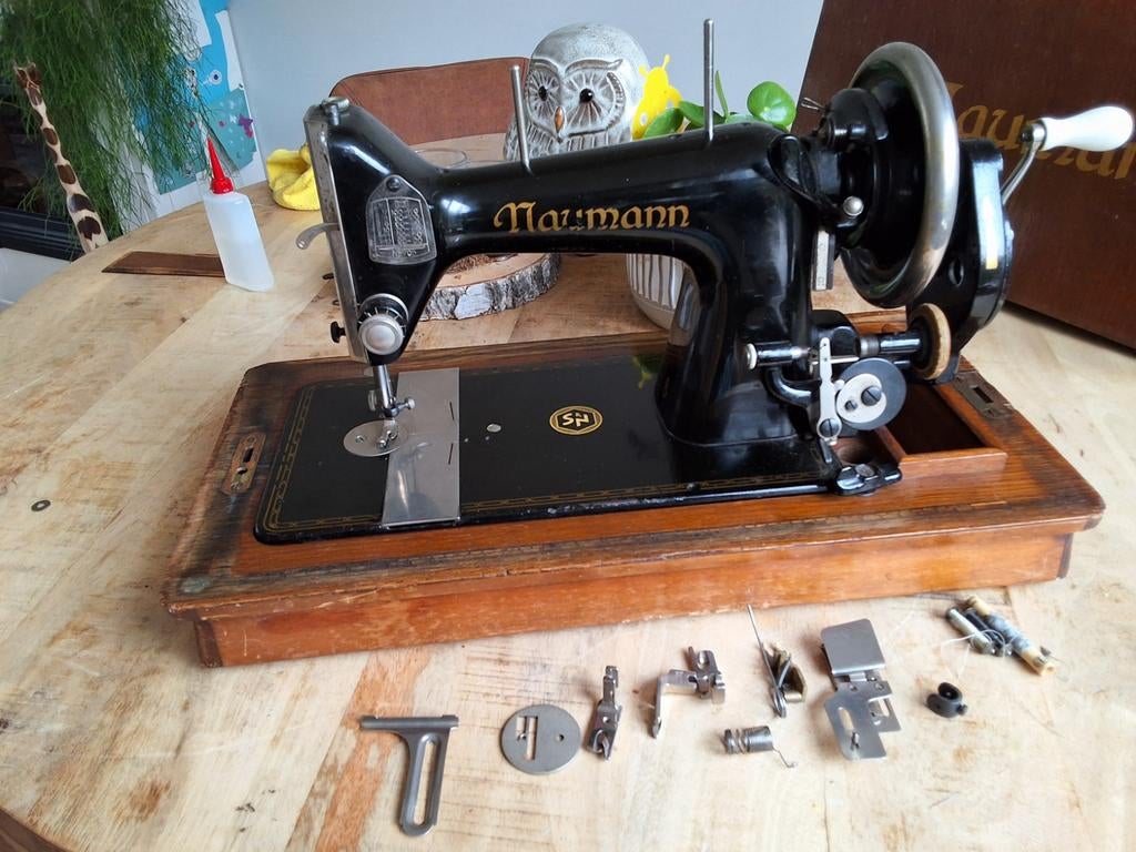 Naaimachine  omstreeks 1900-1925 in bruine koffer, Ophalen