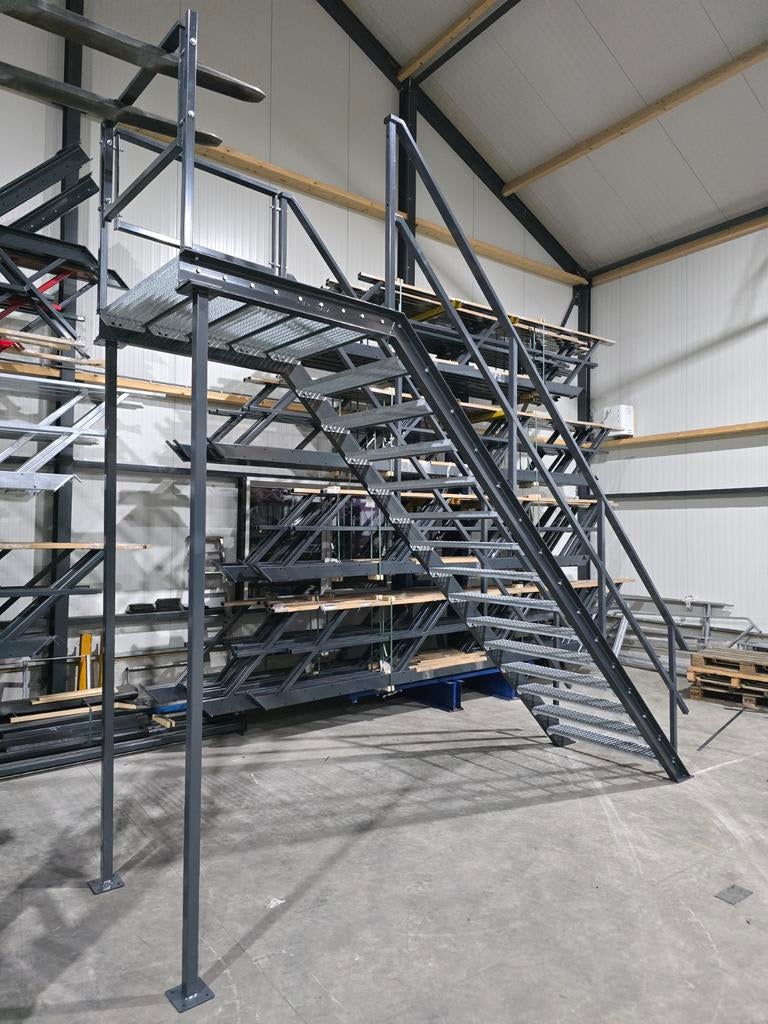 Stalen trap ral7016 hoog 3.0mtr nieuw nog0408, Doe-het-zelf en Verbouw, Ladders en Trappen, Ophalen, Zo goed als nieuw, Trap, 2 tot 4 meter