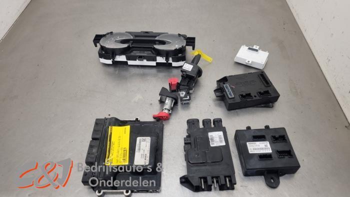 Kontaktslot + computer van een Renault Trafic, Auto-onderdelen, Overige Auto-onderdelen, Renault, Gebruikt, 3 maanden garantie