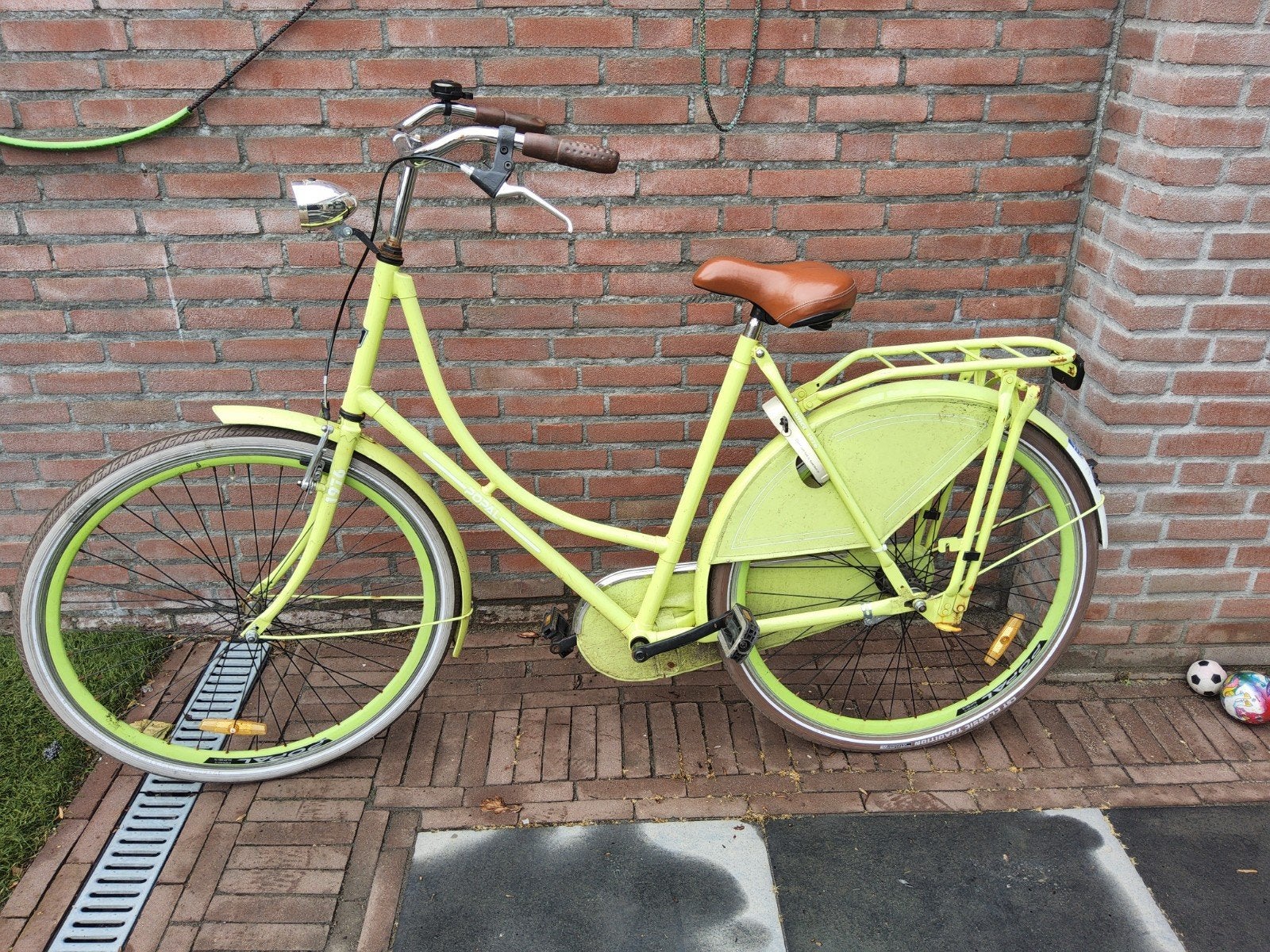 Fiets met aandachtspunten (achterlicht, banden), Fietsen en Brommers, Fietsen | Dames | Damesfietsen, Overige merken, Terugtraprem
